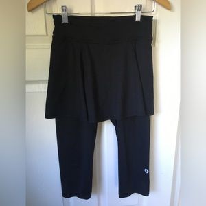 Dona Jo Black 14" Skirted Capri Leggings / Skort in Size 1 (Small)